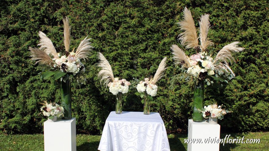 Pampas grass ceremony arch in Montreal St-Lazare