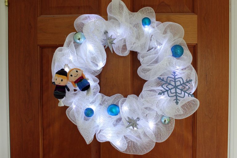 Cute wreath with Frozen characters