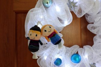 Cute wreath with Frozen characters