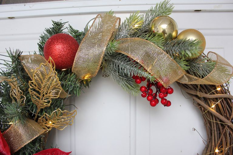 Glamorous red poinsettia golden wreath